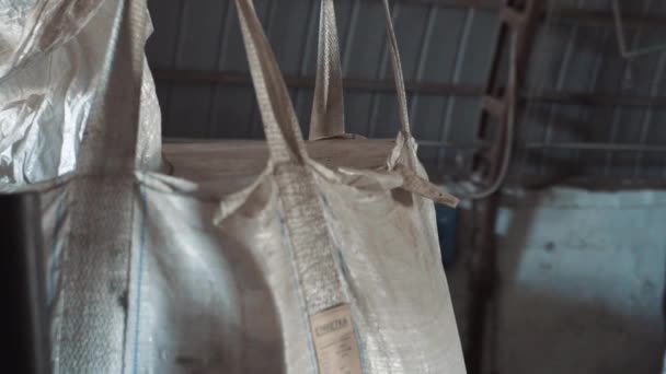 Вилочный погрузчик загружает большие мешки зерна — стоковое видео