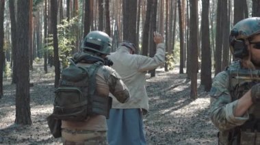 Mücahitlerin ormandaki Amerikan askerleri tarafından yakalama