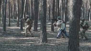 Ormanın içinde Amerikan askerleri tarafından esir mücahit eşlik