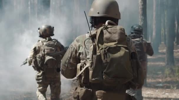 Μας στρατιώτες του στρατού τρέχει μέσα από το δάσος smoggy κατά τη διάρκεια μάχης — Αρχείο Βίντεο