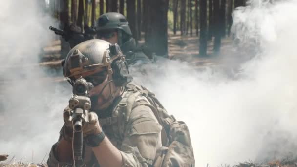 士兵们在烟雾缭绕的森林里的战壕里战斗 — 图库视频影像