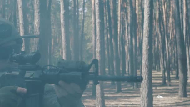 Soldados se siguen en formación de batalla en un bosque humeante — Vídeo de stock