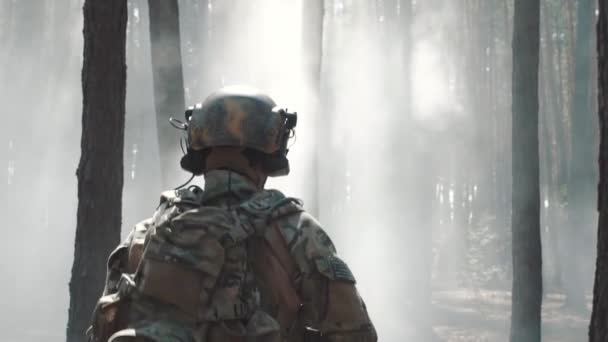 Soldado do Exército dos EUA corre pela floresta enevoada durante a batalha — Vídeo de Stock