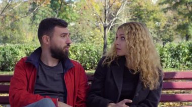 Parkta bankta ilişki çift bulur