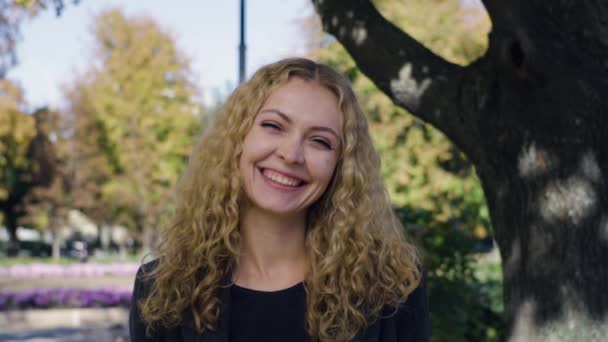 Schoonheid jonge vrouw, in de buurt van bomen in de straat in de herfst kleurrijk Park — Stockvideo