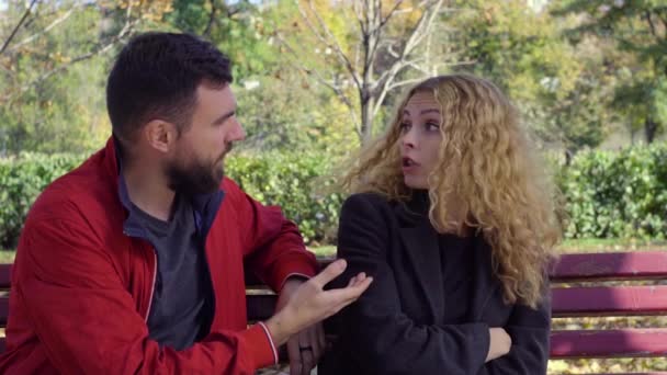 Couple se disputant sur un banc dans un parc — Video