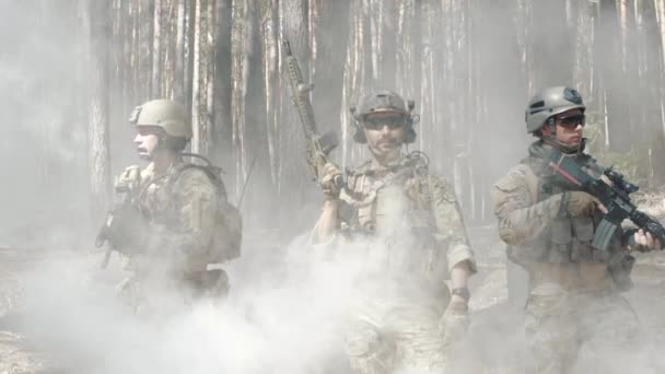 Soldados épicos de pie en el humo en pleno intercambio — Vídeo de stock