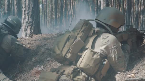 Soldaten strijden in een loopgraaf in een rokerige forest — Stockvideo