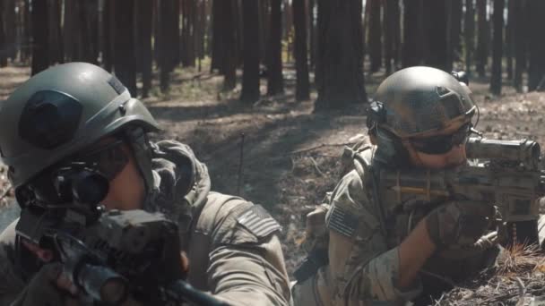 Soldater kämpar i ett dike i en rökig skog — Stockvideo