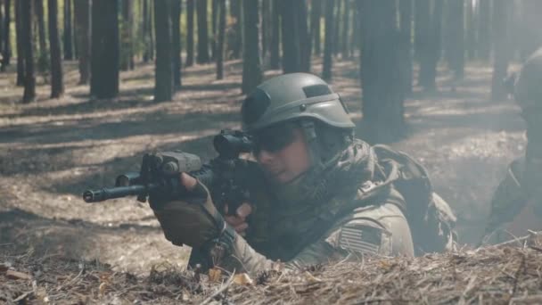 Soldaten strijden in een loopgraaf in een rokerige forest — Stockvideo