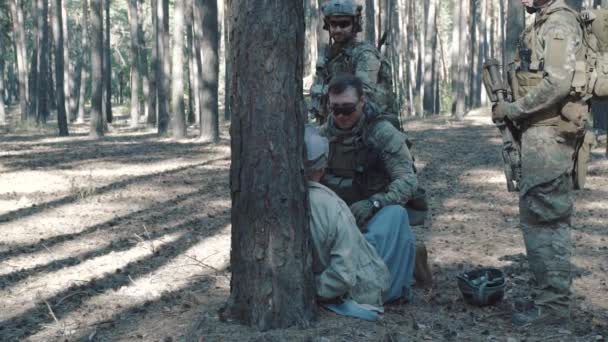 兵士は、取り調べ中に捕虜タリバンをビートします。 — ストック動画
