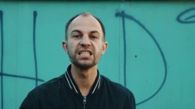 Kapı agresif zorba kameraya bağırır