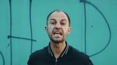 Öfkeli futbol fan çığlıklar kamera