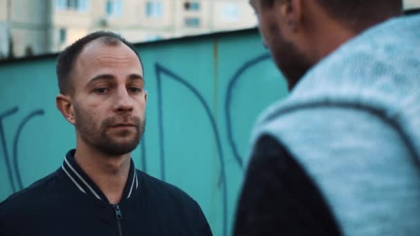 Mannen staan in de stret gespreks- en rook — Stockvideo