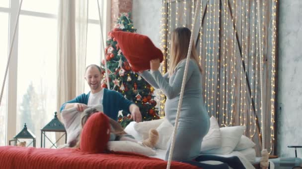 Feliz família engraçada ter uma luta travesseiro na cama — Vídeo de Stock