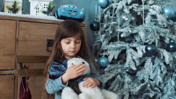 Chica es triste y abrazo blanco osito de peluche — Vídeos de Stock