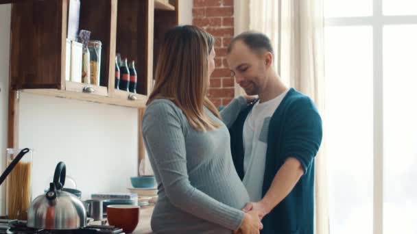 Έγκυος γυναίκα και τον σύζυγό της στην κουζίνα στο σπίτι — Αρχείο Βίντεο