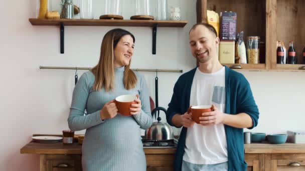 Ζευγάρι που έχοντας καφέ μαζί στην κουζίνα — Αρχείο Βίντεο