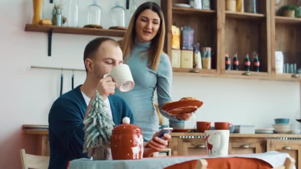 Casal tomando café da manhã juntos na cozinha — Vídeo de Stock