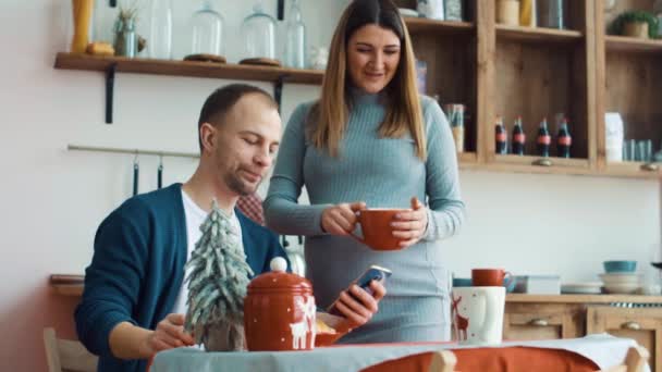 Пара завтракает вместе на кухне — стоковое видео