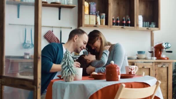 Familia joven con hija en la cocina — Vídeos de Stock