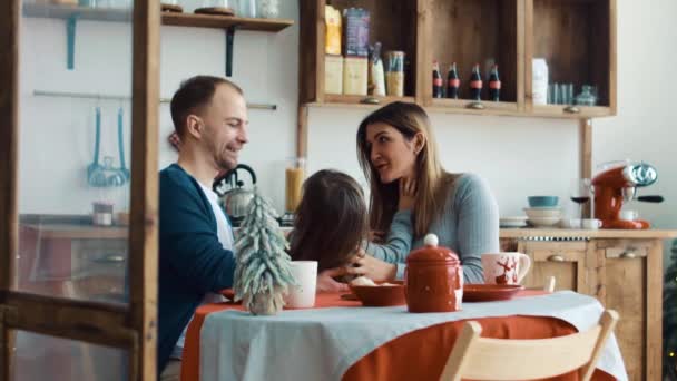 Νεαρή οικογένεια με την κόρη της στην κουζίνα — Αρχείο Βίντεο