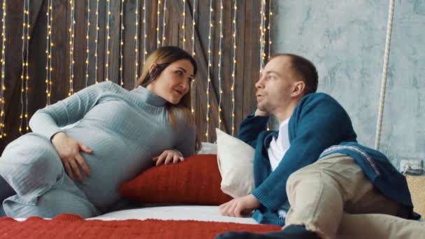 Романтические моменты для беременной пары — стоковое видео