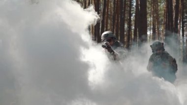 Askerler ormanın içinde duman çıkması