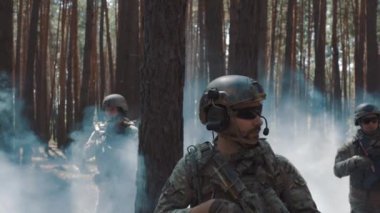 Askerler devriye ormandaki