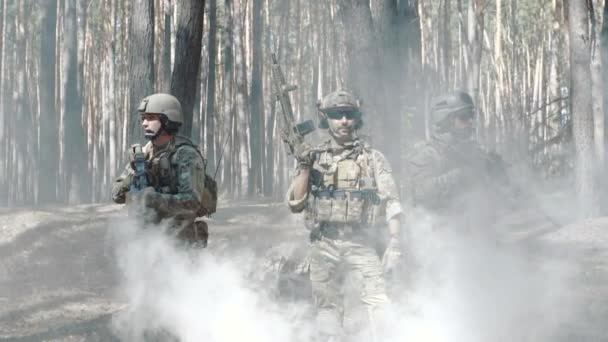 Soldados posan después de la batalla — Vídeo de stock