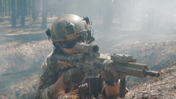 Soldat skott från bakom skydd — Stockvideo