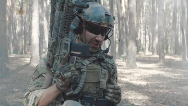 En ung soldat panik under en strid i skogen — Stockvideo