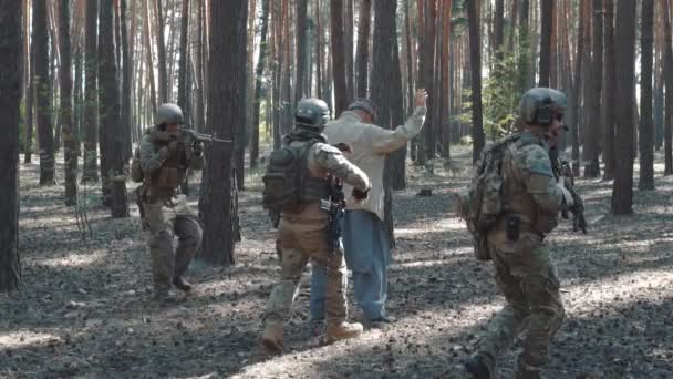 A rögzítés, a Mudzsahedin, az amerikai katonák — Stock videók