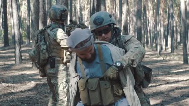 La captura de los muyahidines por soldados estadounidenses — Vídeo de stock