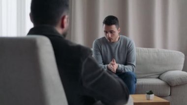 Genç bir adam bir psikoterapist onun sorunları hakkında görüşmeler