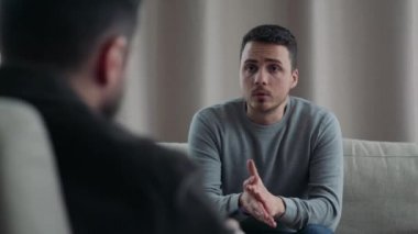 Psikoterapist resepsiyonda genç adam