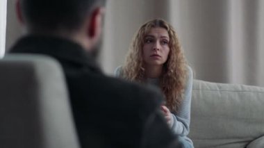 Genç bir kız bir psikolog o umurunda söyler