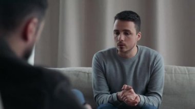 Genç bir adam onun umurunda bir psikolog söyler
