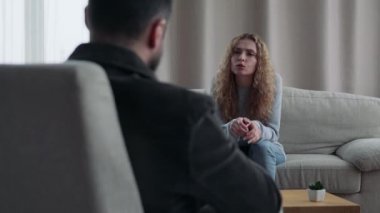 Psikoterapist resepsiyonda genç kız