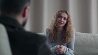 Genç kız bir psikoterapist konuşuyor