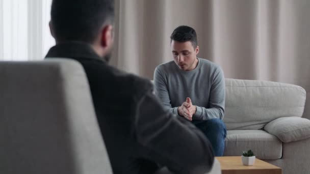 A young man talks about his problems to a psychotherapist — Stock Video