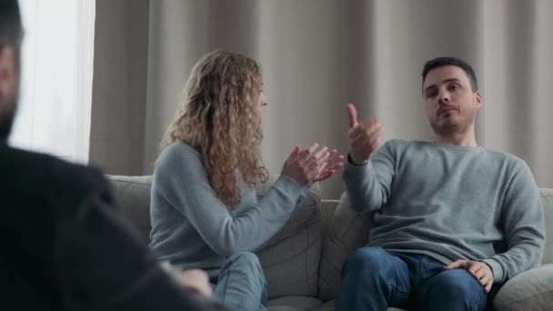 Чоловік і дружина присягаються на прийомі психологів — стокове відео