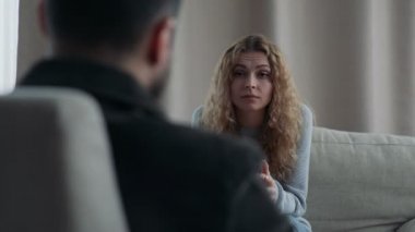 Mutlu kadın ofiste onun psikolog için gün söz