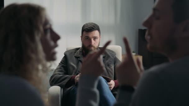 Mladý pár hádky před rodinným psychologem — Stock video