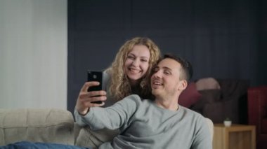 Selfie fotoğrafta bir cep telefonu ile birlikte mutlu genç Çift