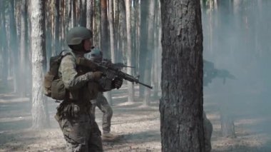 Amerikan askerleri çevreyi ormanda devriye