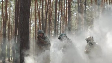 Amerikan izcileri ormanın içinde mücadele ediyoruz