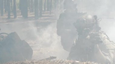 Amerikan izcileri ormanın içinde mücadele ediyoruz