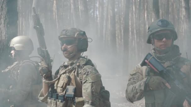 Des soldats américains patrouillent le périmètre dans la forêt — Video