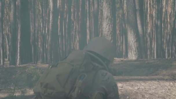 アメリカのスカウトが森で戦っています。 — ストック動画